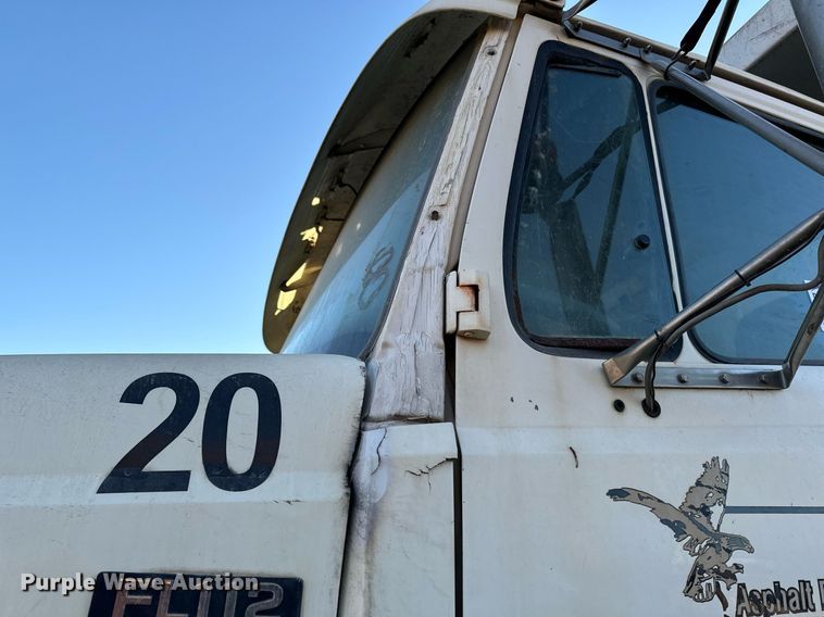 image for item DW2312 2000 Freightliner FL112 dump truck