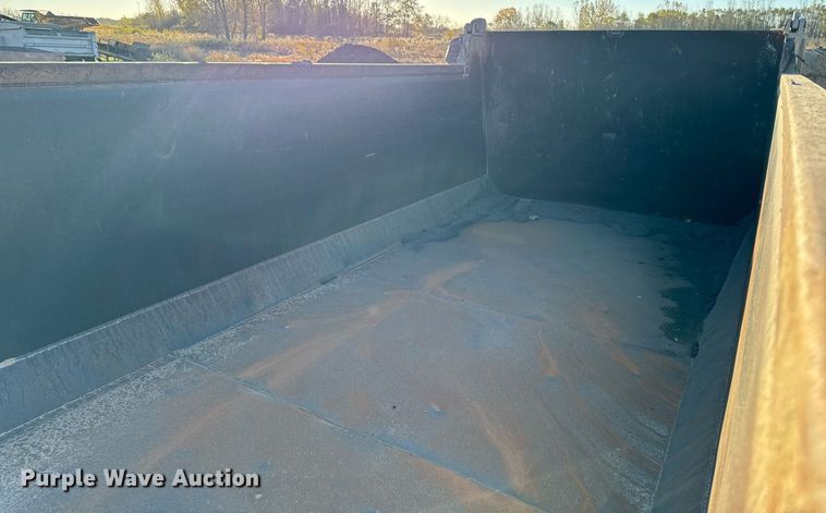 image for item DW2312 2000 Freightliner FL112 dump truck