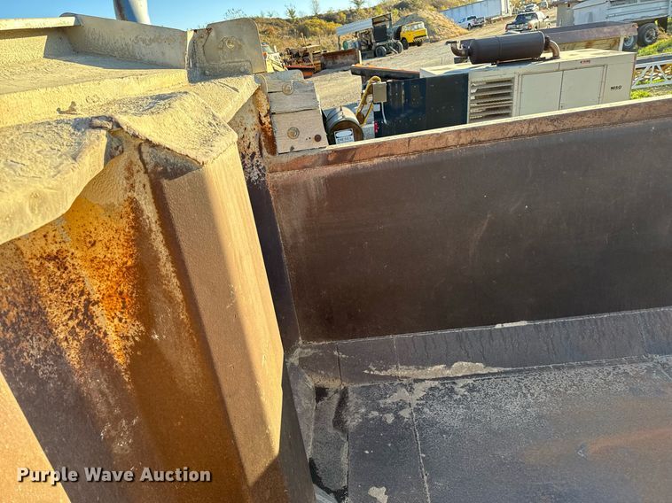 image for item DW2312 2000 Freightliner FL112 dump truck