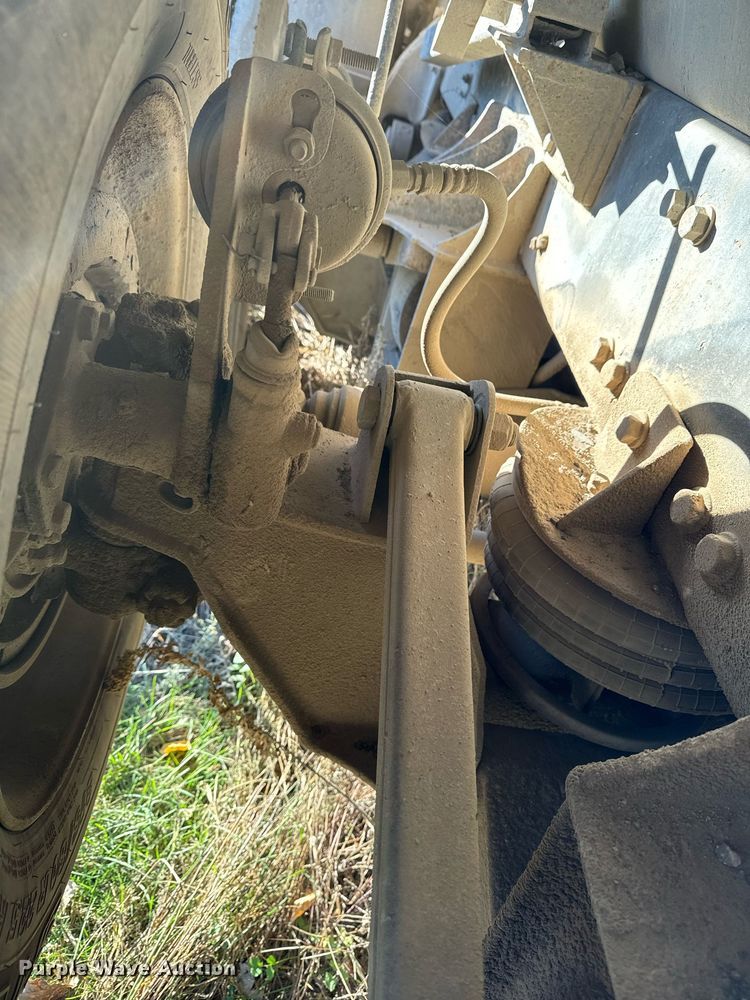 image for item DW2312 2000 Freightliner FL112 dump truck