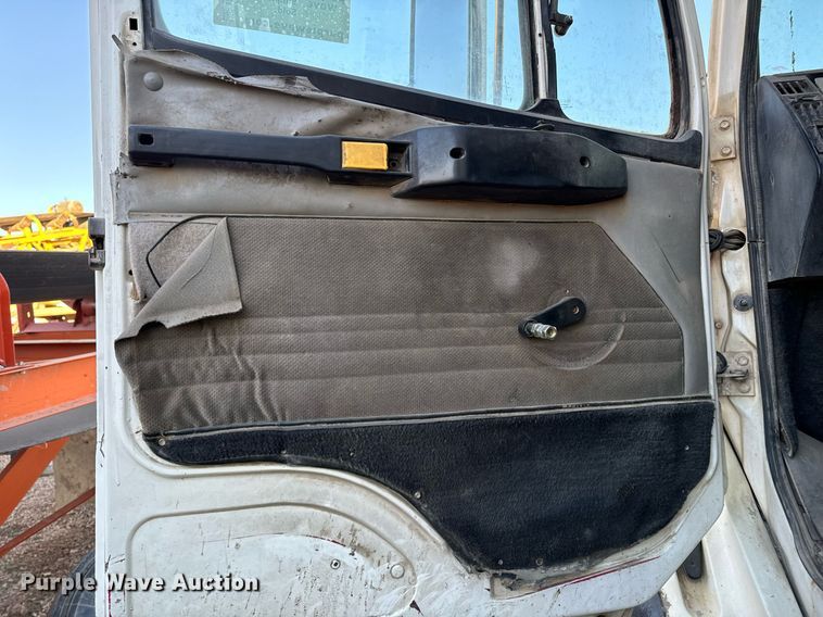 image for item DW2312 2000 Freightliner FL112 dump truck