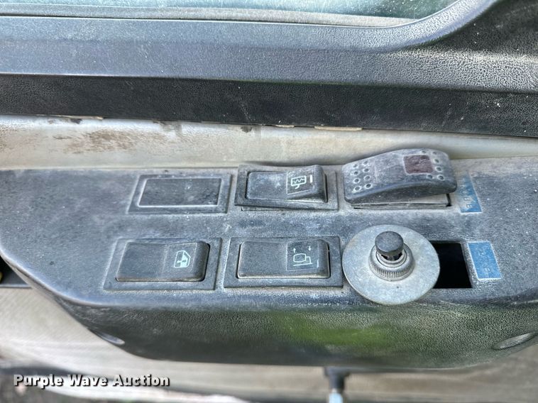 image for item DW2312 2000 Freightliner FL112 dump truck