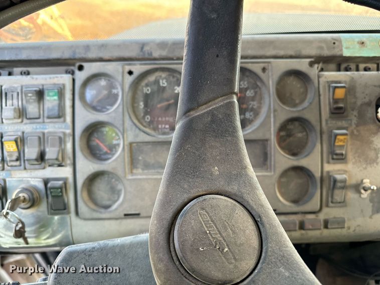 image for item DW2312 2000 Freightliner FL112 dump truck