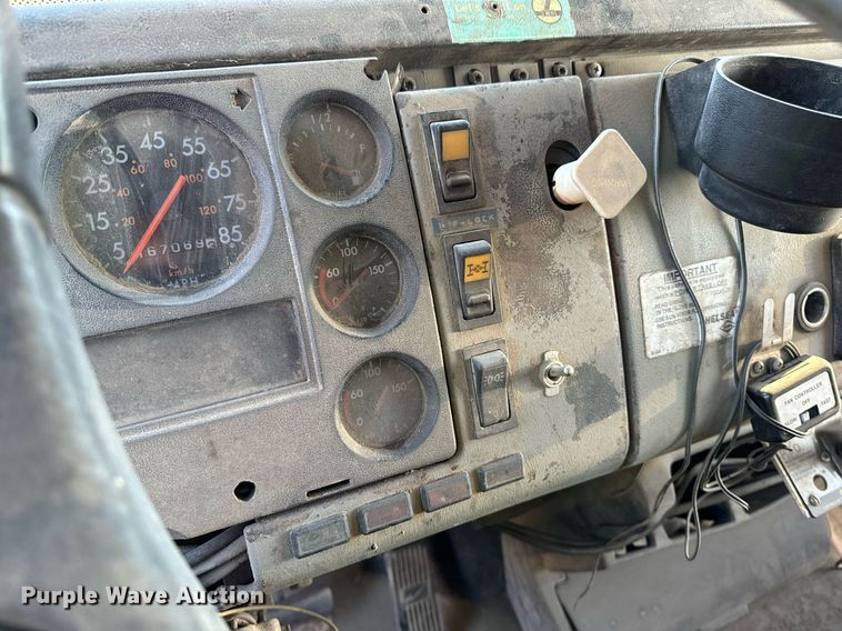 image for item DW2312 2000 Freightliner FL112 dump truck