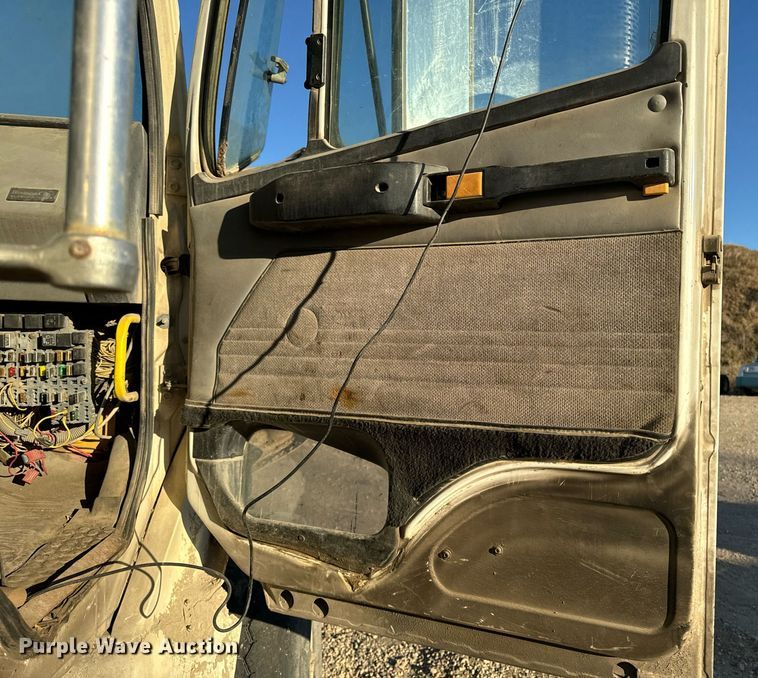 image for item DW2312 2000 Freightliner FL112 dump truck