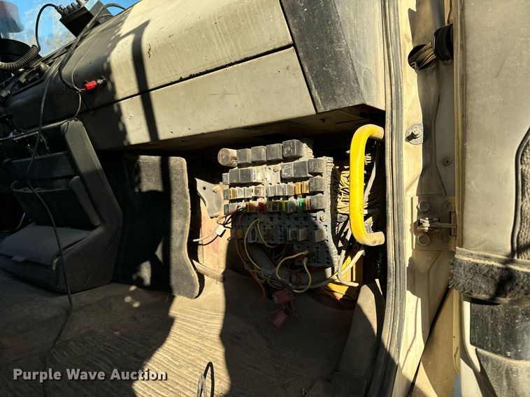 image for item DW2312 2000 Freightliner FL112 dump truck