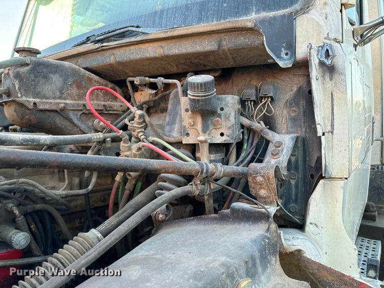 image for item DW2312 2000 Freightliner FL112 dump truck