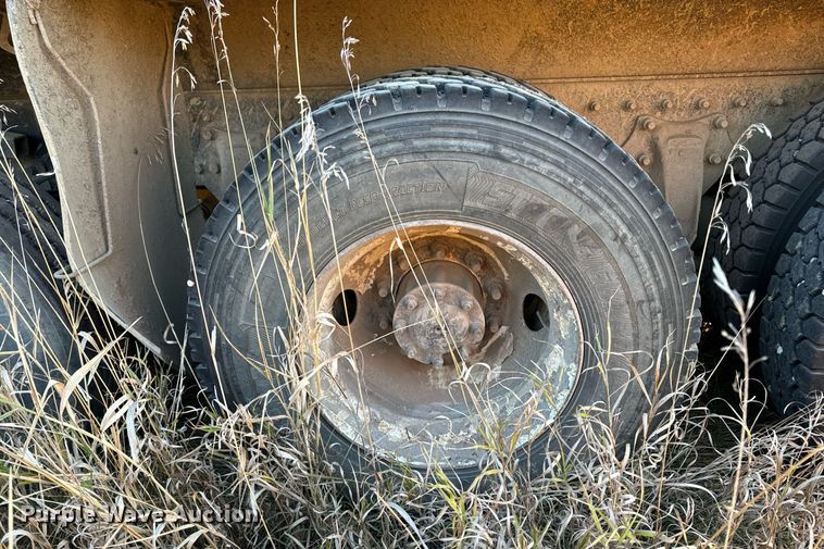 image for item DW2312 2000 Freightliner FL112 dump truck