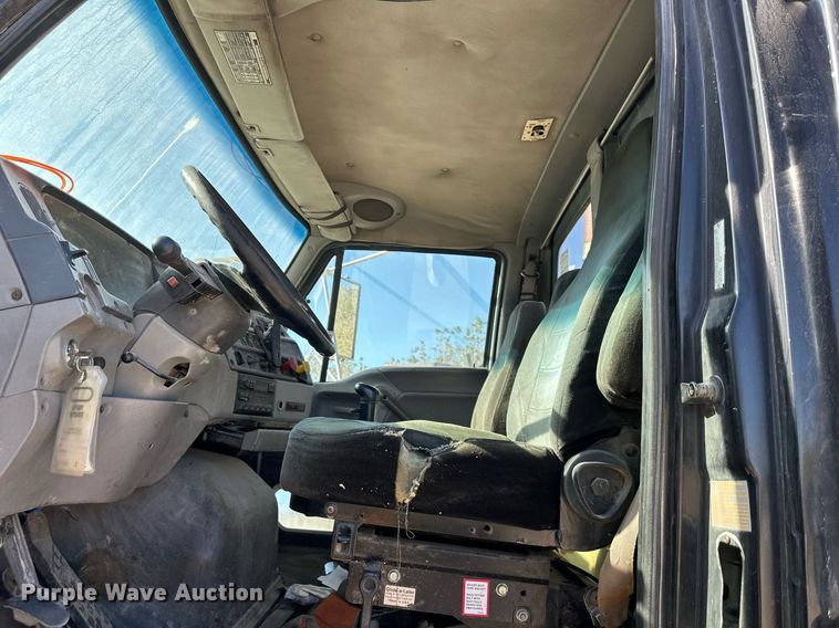 image for item DW2313 1998 Ford AT9513 semi truck