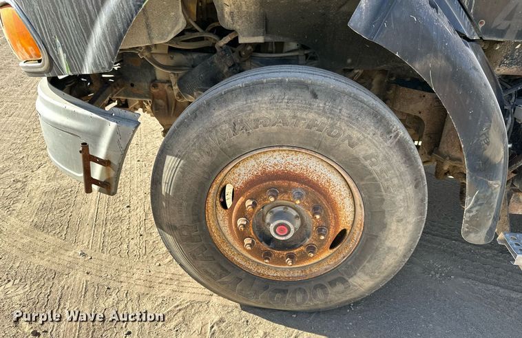 image for item DW2313 1998 Ford AT9513 semi truck