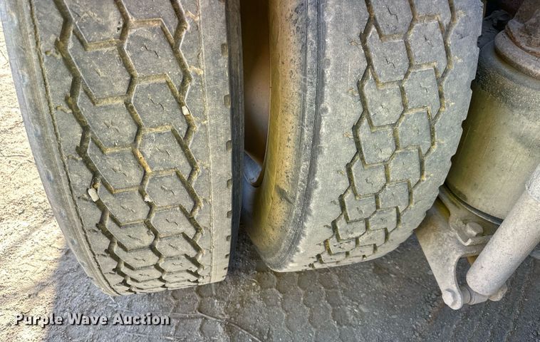 image for item DW2313 1998 Ford AT9513 semi truck