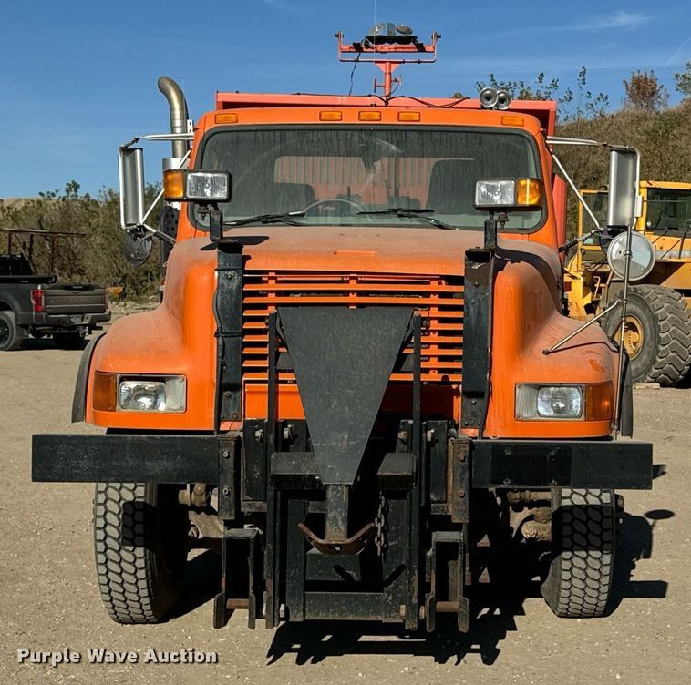 image for item DW2317 2000 International 4900  dump truck