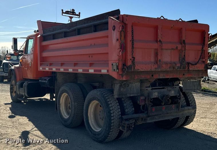 image for item DW2317 2000 International 4900  dump truck