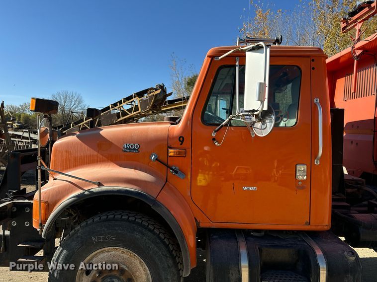 image for item DW2317 2000 International 4900  dump truck