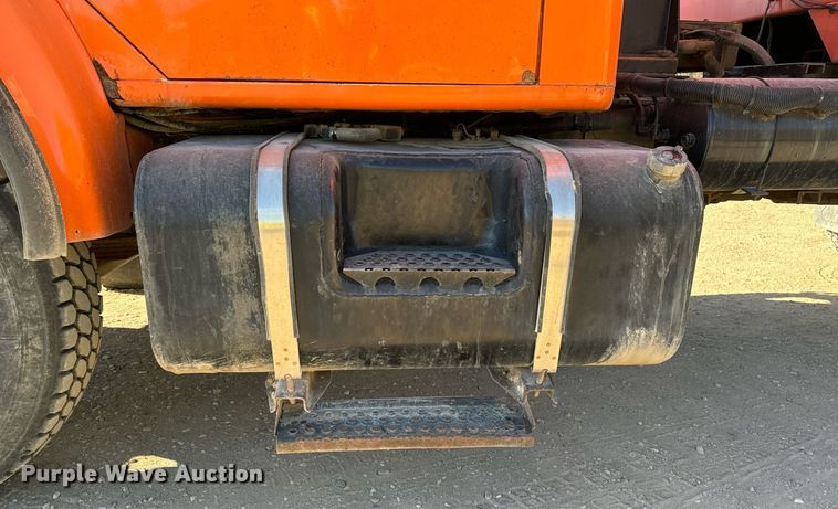 image for item DW2317 2000 International 4900  dump truck