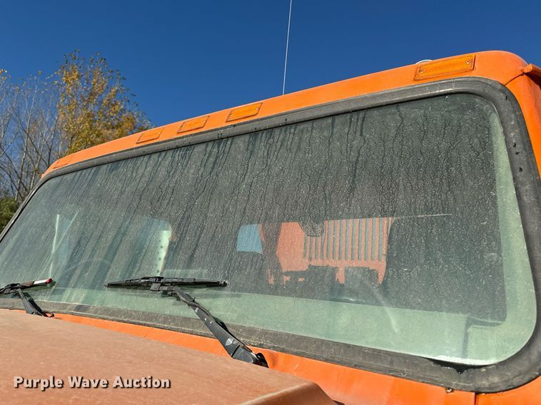 image for item DW2317 2000 International 4900  dump truck