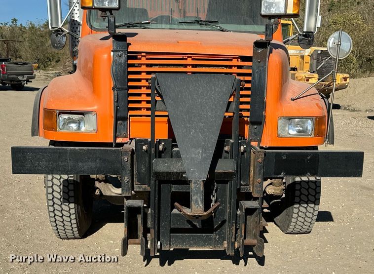 image for item DW2317 2000 International 4900  dump truck