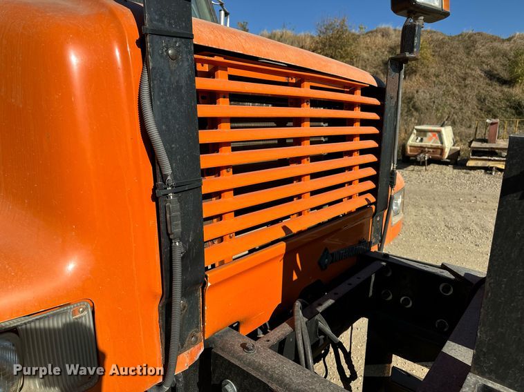 image for item DW2317 2000 International 4900  dump truck