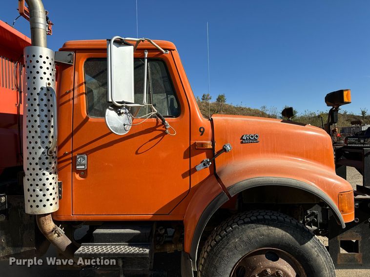 image for item DW2317 2000 International 4900  dump truck