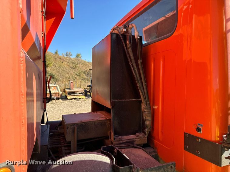 image for item DW2317 2000 International 4900  dump truck