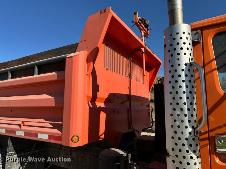 image for item DW2317 2000 International 4900  dump truck