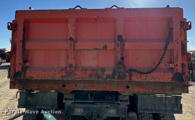 image for item DW2317 2000 International 4900  dump truck