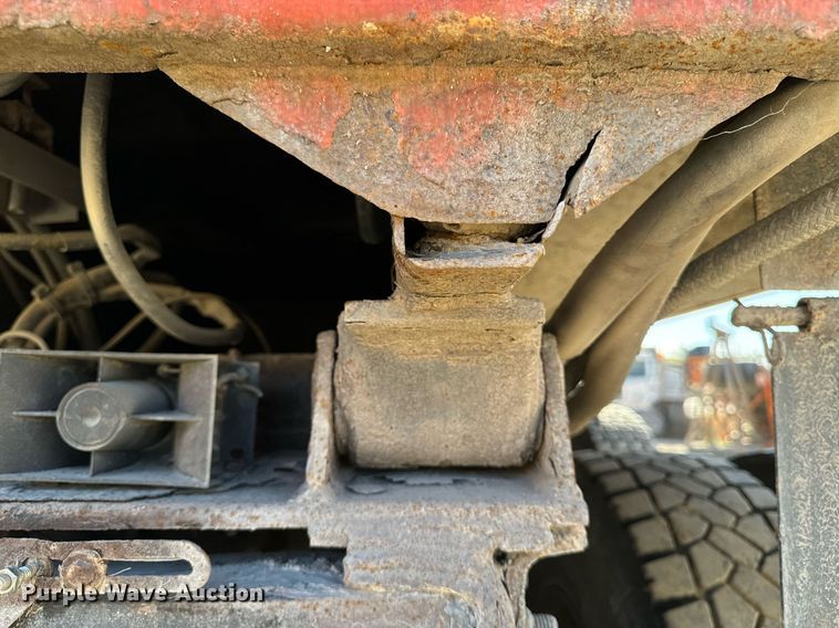 image for item DW2317 2000 International 4900  dump truck