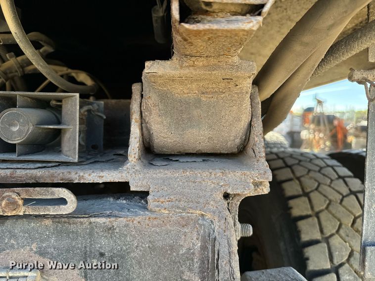 image for item DW2317 2000 International 4900  dump truck