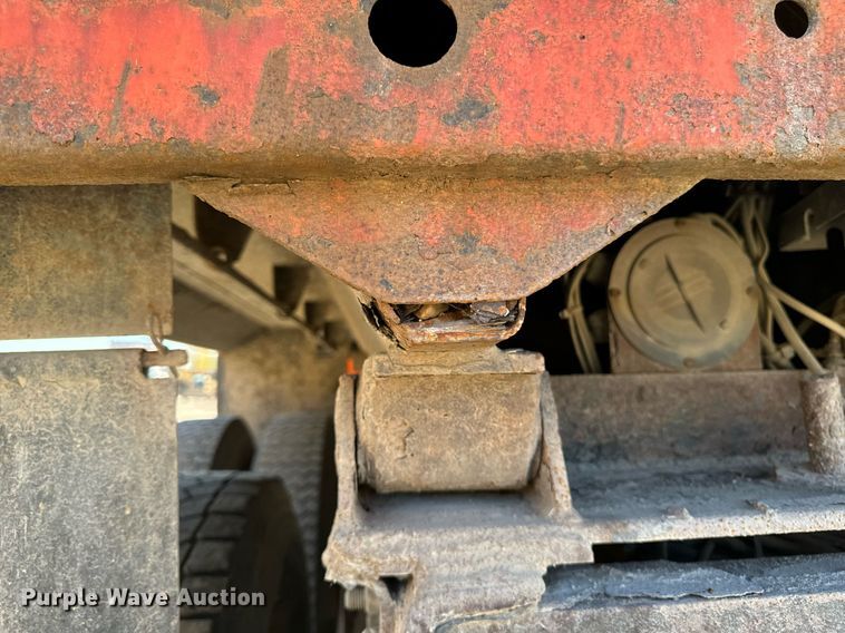 image for item DW2317 2000 International 4900  dump truck