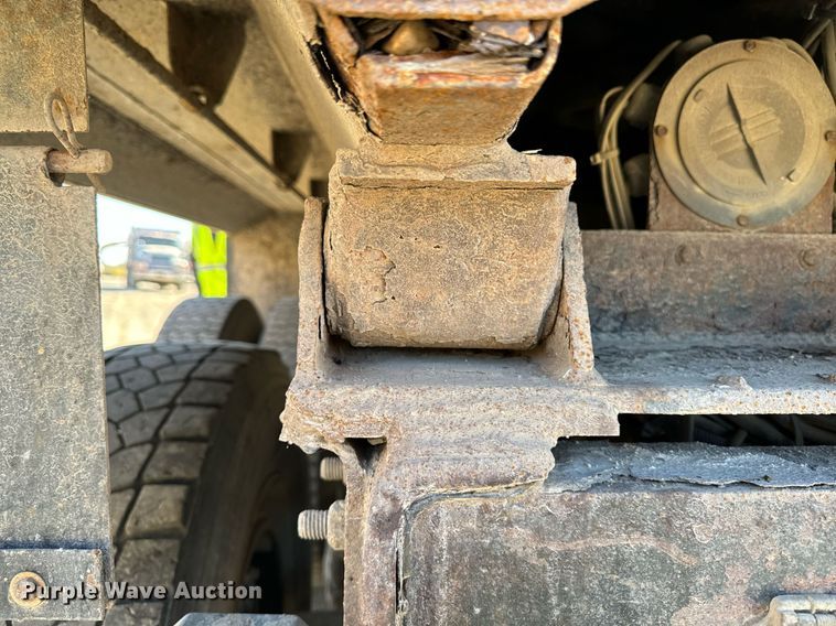 image for item DW2317 2000 International 4900  dump truck