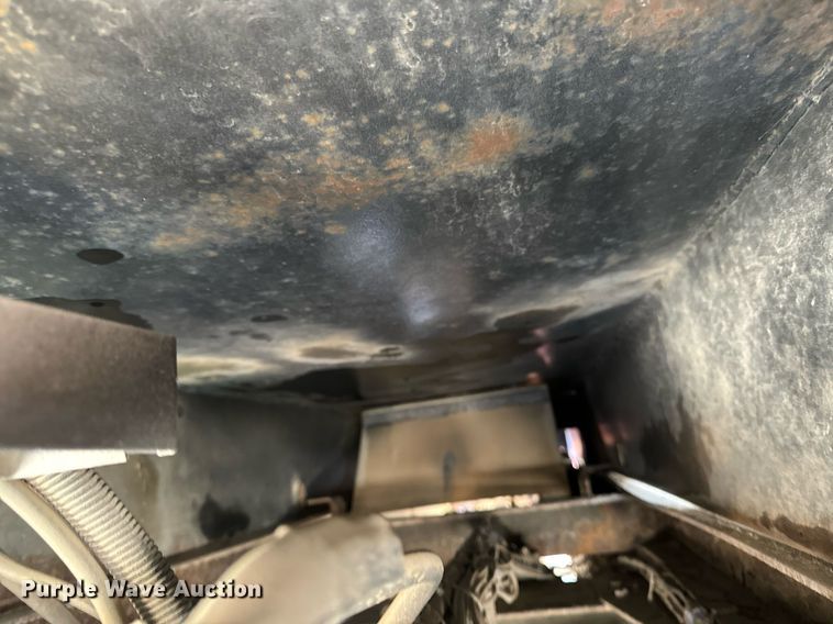 image for item DW2317 2000 International 4900  dump truck