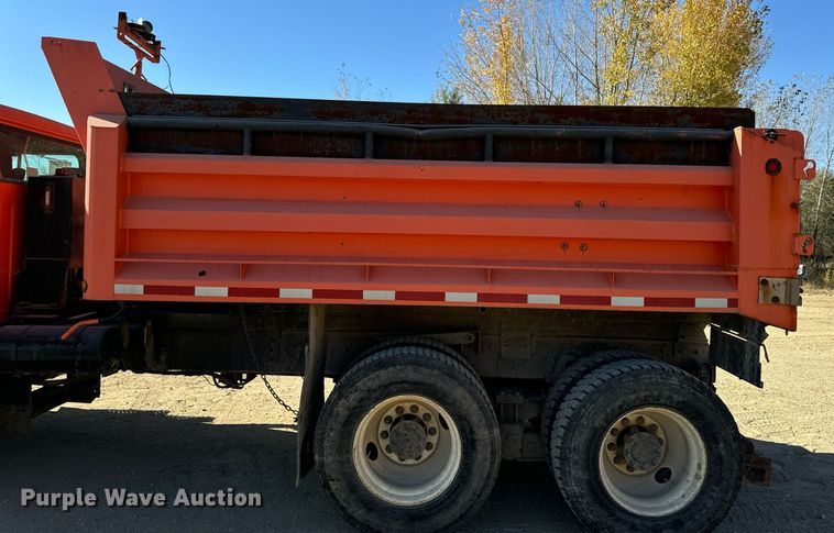 image for item DW2317 2000 International 4900  dump truck