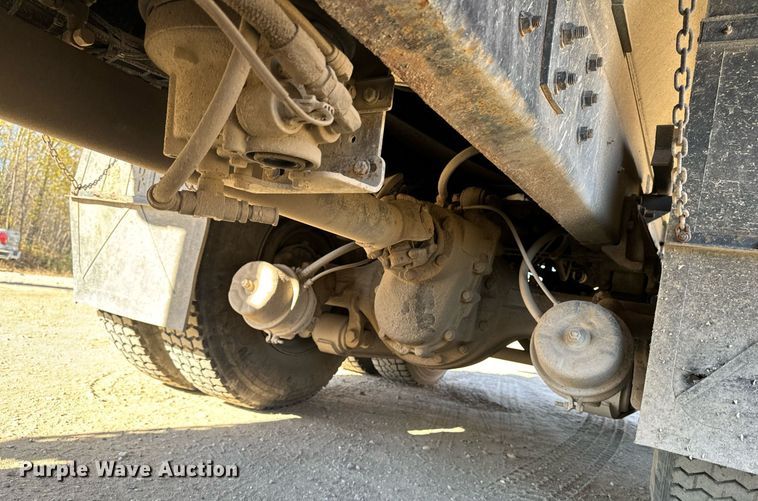 image for item DW2317 2000 International 4900  dump truck