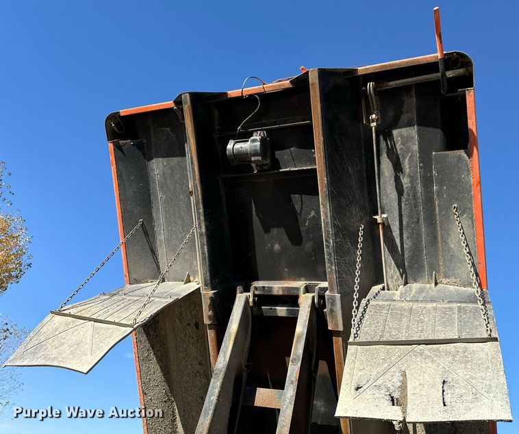 image for item DW2317 2000 International 4900  dump truck