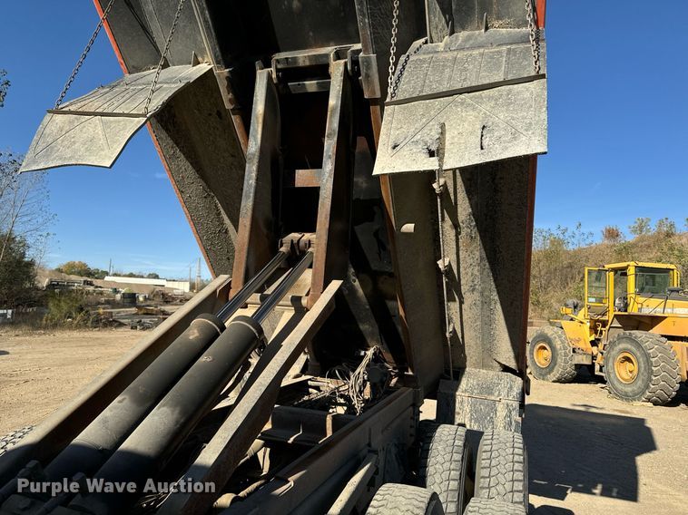 image for item DW2317 2000 International 4900  dump truck