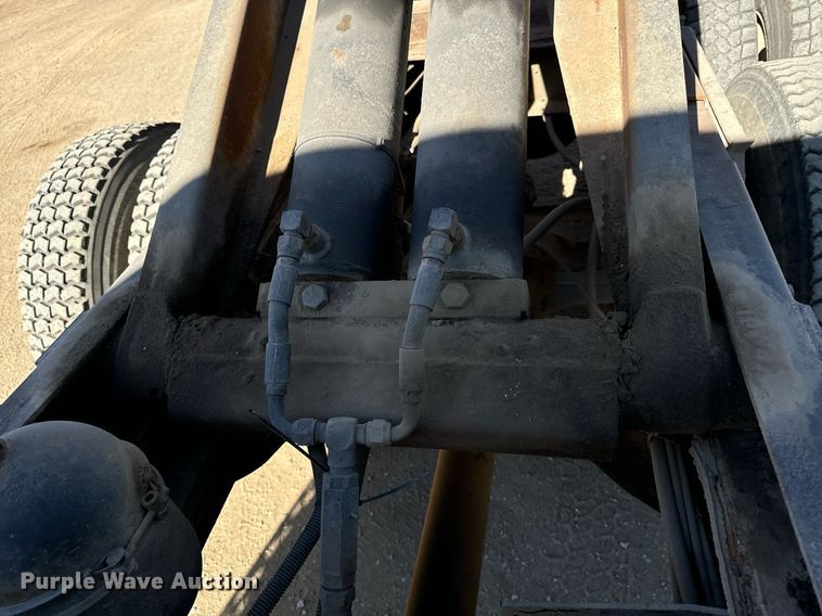 image for item DW2317 2000 International 4900  dump truck