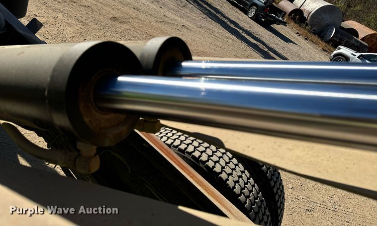 image for item DW2317 2000 International 4900  dump truck