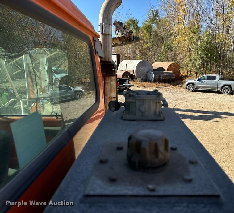 image for item DW2317 2000 International 4900  dump truck