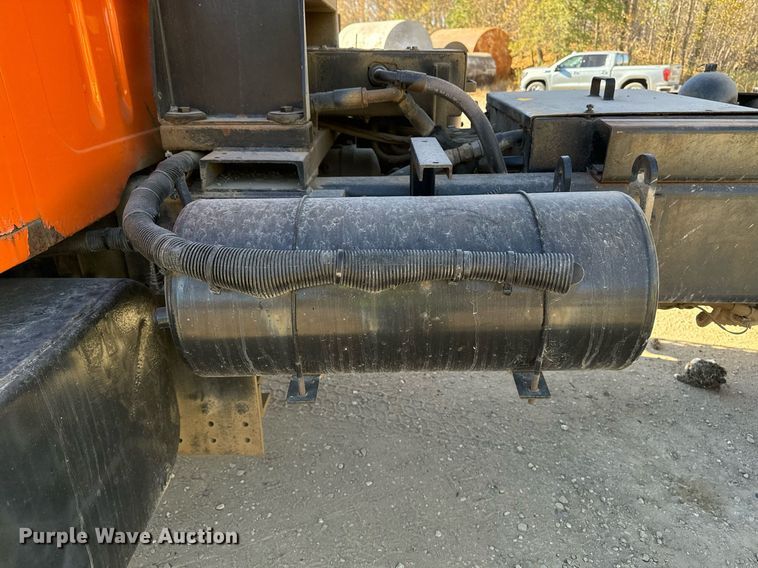 image for item DW2317 2000 International 4900  dump truck