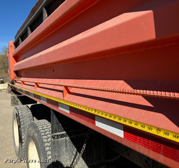 image for item DW2317 2000 International 4900  dump truck