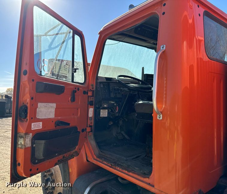 image for item DW2317 2000 International 4900  dump truck