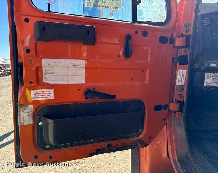 image for item DW2317 2000 International 4900  dump truck