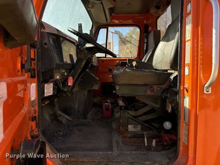 image for item DW2317 2000 International 4900  dump truck