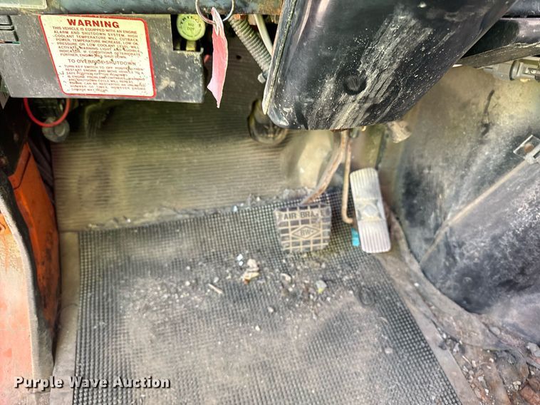 image for item DW2317 2000 International 4900  dump truck