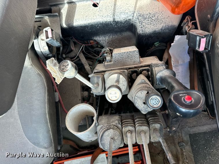 image for item DW2317 2000 International 4900  dump truck