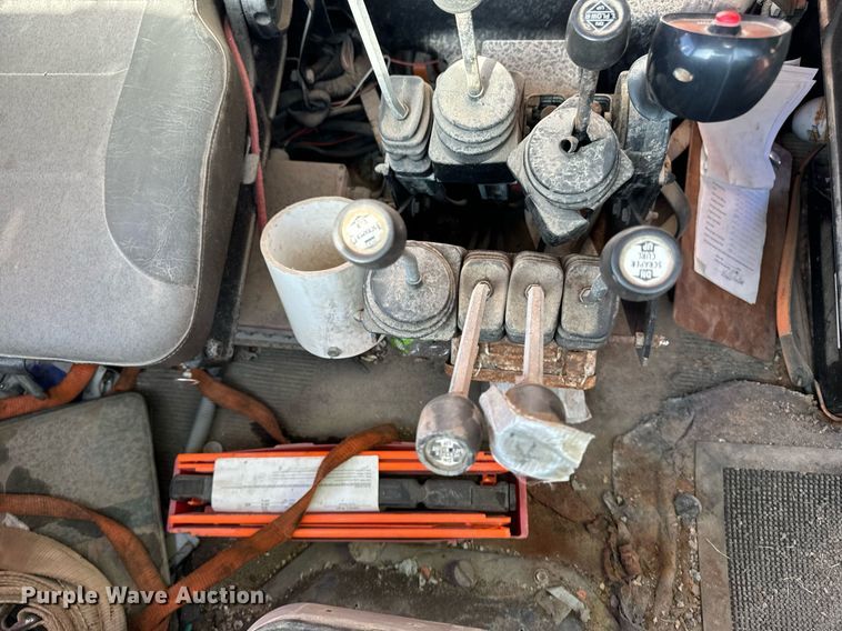 image for item DW2317 2000 International 4900  dump truck