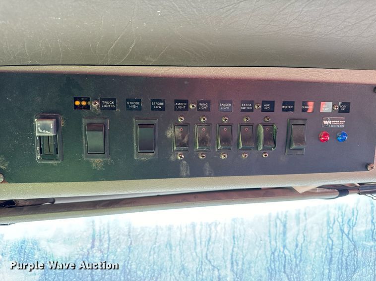 image for item DW2317 2000 International 4900  dump truck