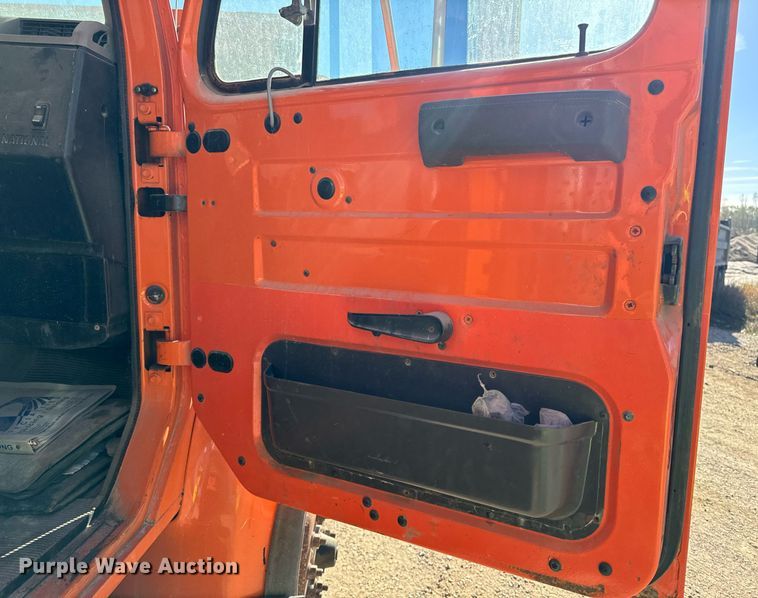 image for item DW2317 2000 International 4900  dump truck