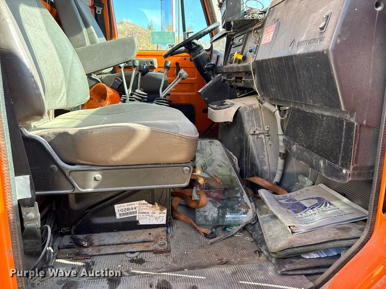 image for item DW2317 2000 International 4900  dump truck