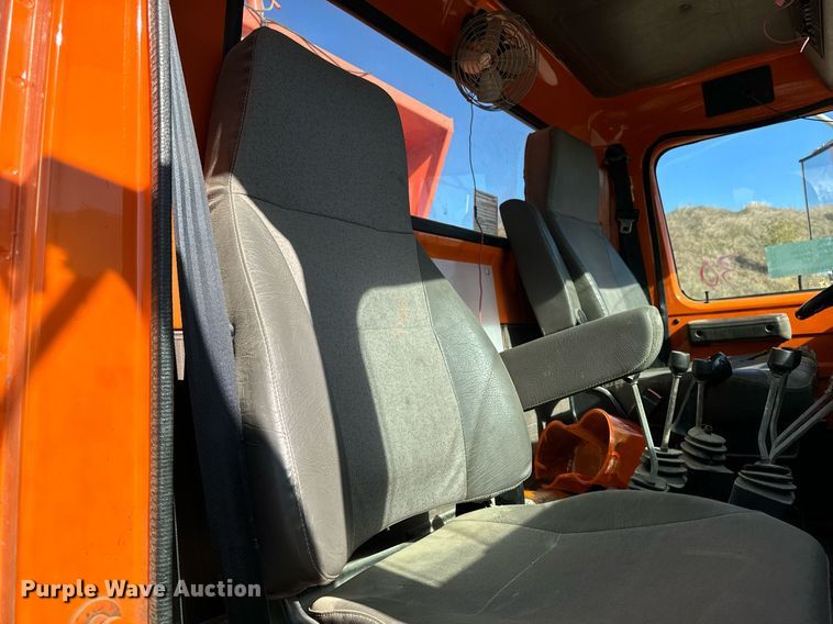 image for item DW2317 2000 International 4900  dump truck